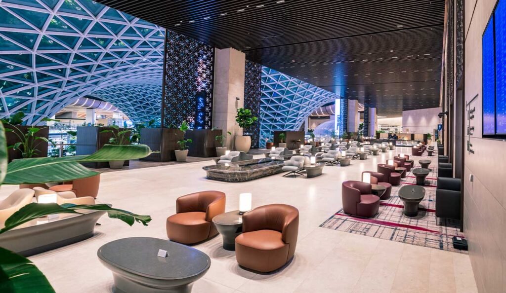 Hall du lounge Qatar Airways business et first class de l'aéroport de Doha