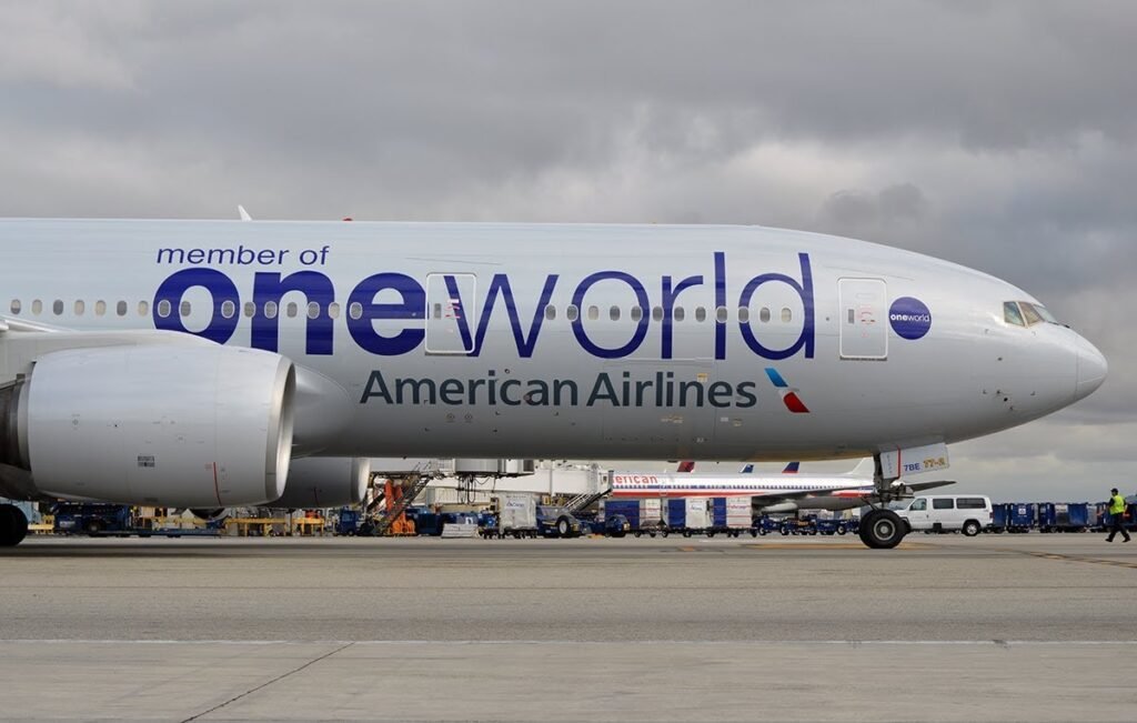 Photo d'un Boeing 777 de la compagnie American Airlines aux couleurs de l'alliance aérienne Oneworld 