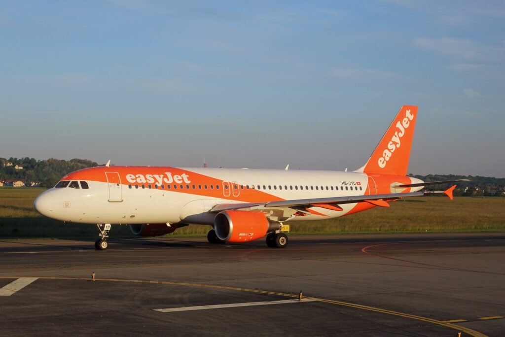 Airbus A320-200 d'easyJet au roulage sur la piste