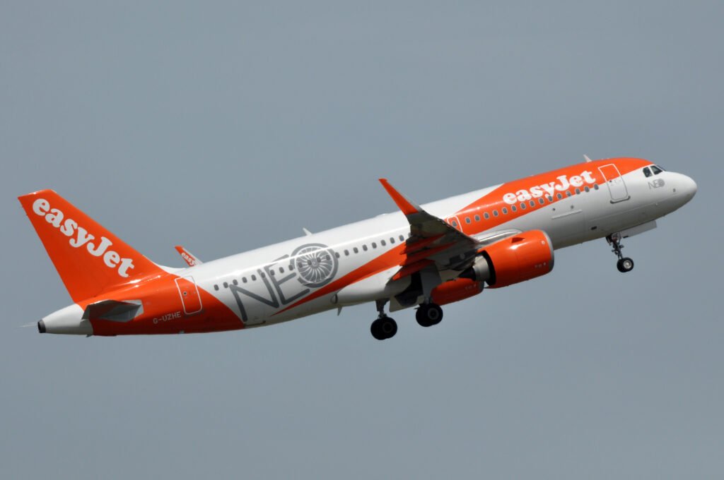 Airbus A320neo d'easyJet avec une livrée spéciale "NEO", au décollage