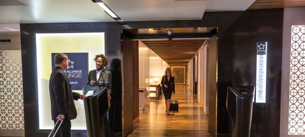 Un passager de classe affaire arrive à l'entrée de l'espace lounge Star Alliance de l'aéroport de Los Angeles