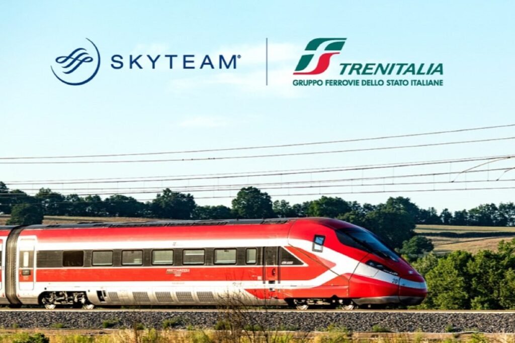 Train à grande vitesse de Trenitalia effectuant une liaison avec le logo de SkyTeam et Trenitalia