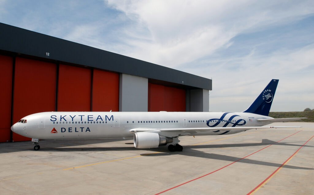 Photo d'un Boeing 767 de la compagnie Delta Airlines aux couleurs de l'alliance aérienne SkyTeam